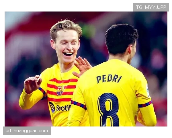 特写镜头：佩德里送出致命直塞后，与德容击掌庆祝的瞬间